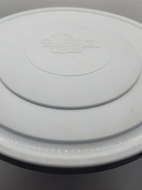 The pampered Chef White Plastic checker bowl with lid large size